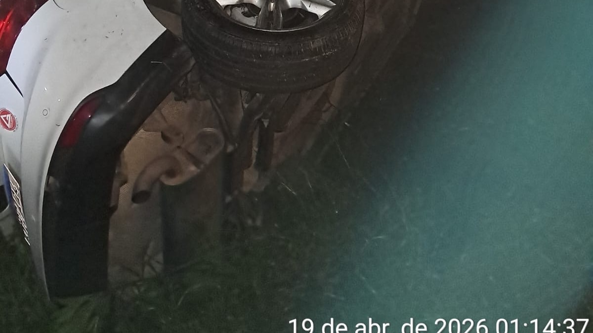 Dois homens ficam feridos após carro capotar na madrugada em Brusque