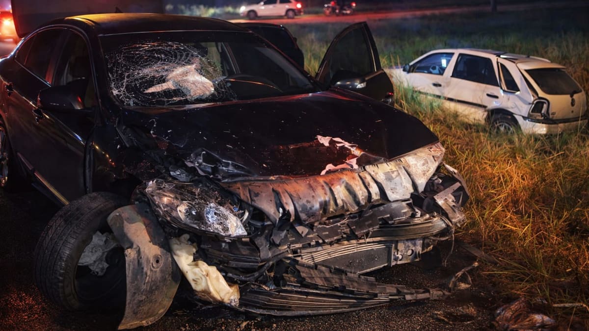 Colisão entre dois veículos na SC-108 deixa uma pessoa presa em Massaranduba