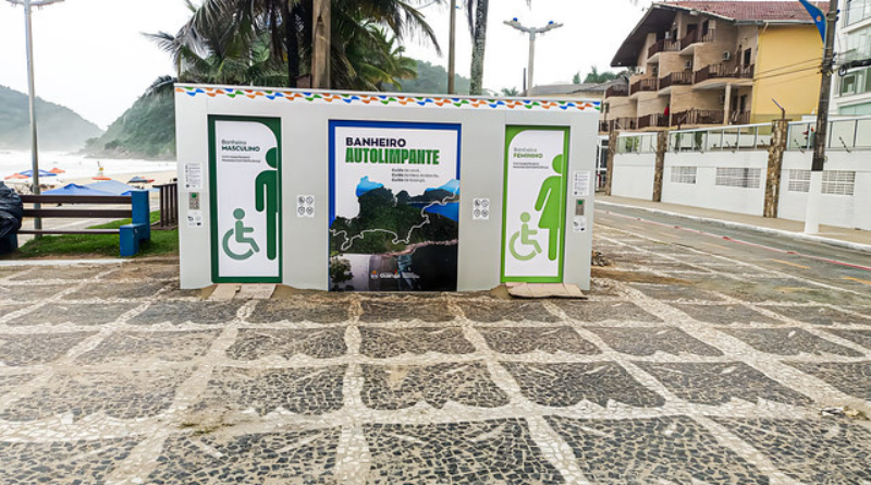 Guarujá inaugura primeiro banheiro autolimpante sustentável do estado na Praia do Tombo