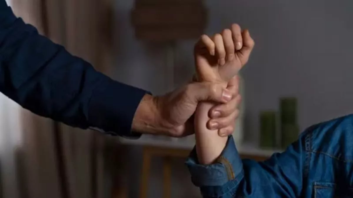 Homem é preso após tentar matar companheira a facadas em Criciúma