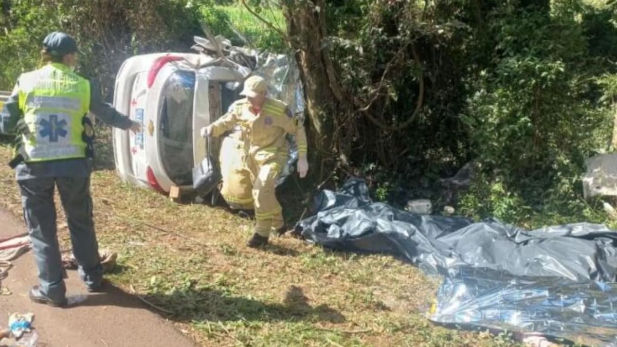 Acidente com carro da Saúde de SC deixa quatro mortos na rodovia PR-158