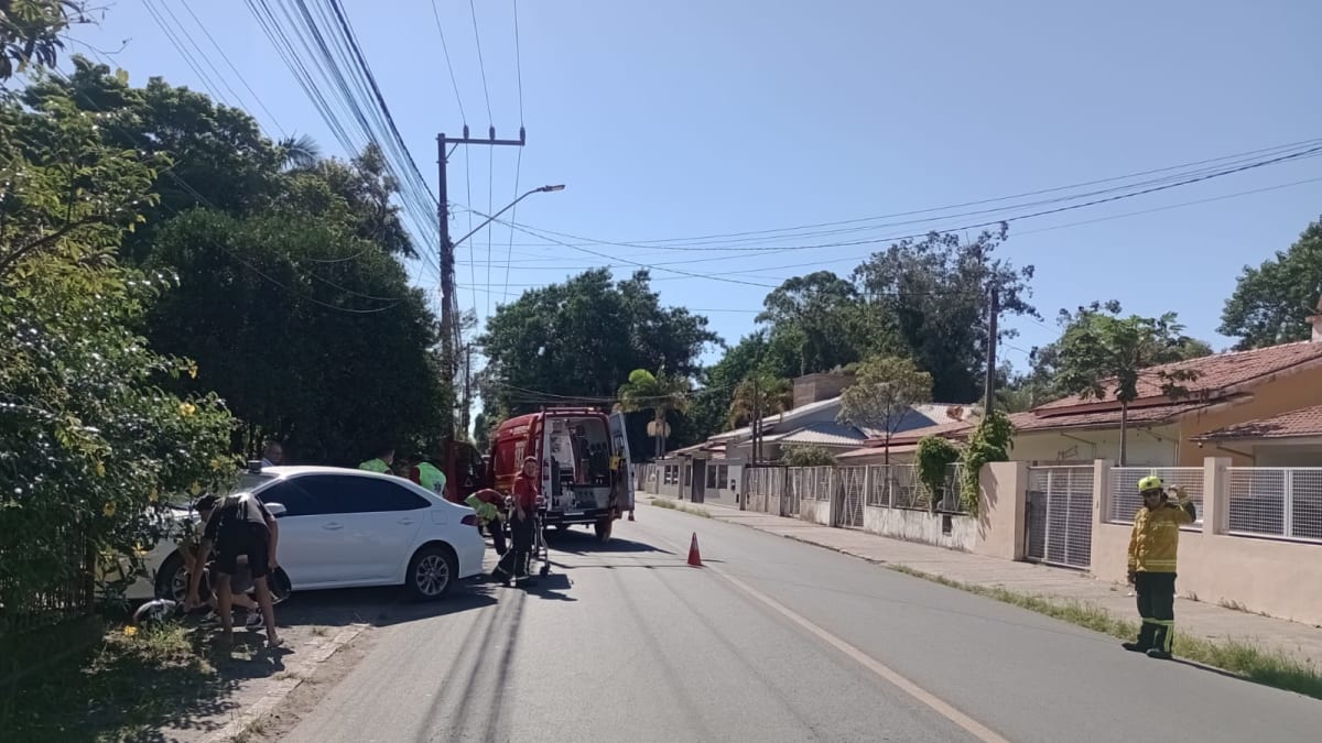 Acidente entre carro e moto deixa duas vítimas em Tubarão