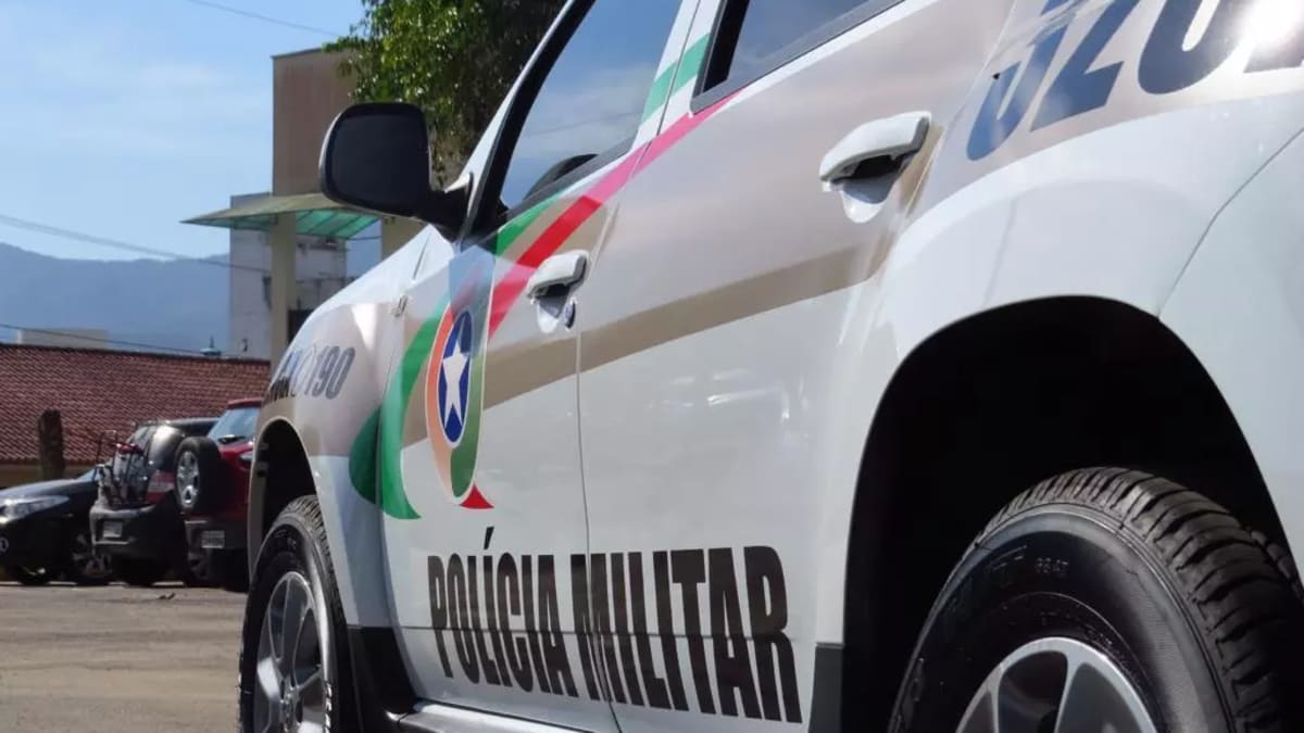 Polícia Militar atende roubo e prende homem com mandados de prisão em Blumenau