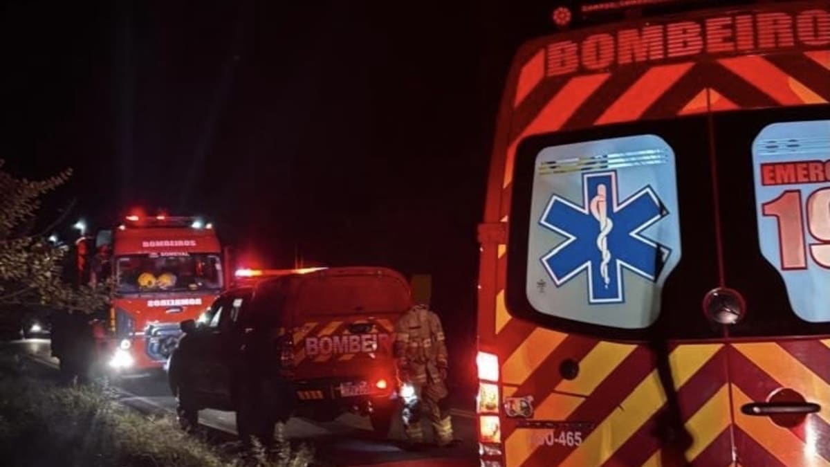 Duas mulheres ficam feridas após carro capotar e cair 30 metros de barranco na SC-390