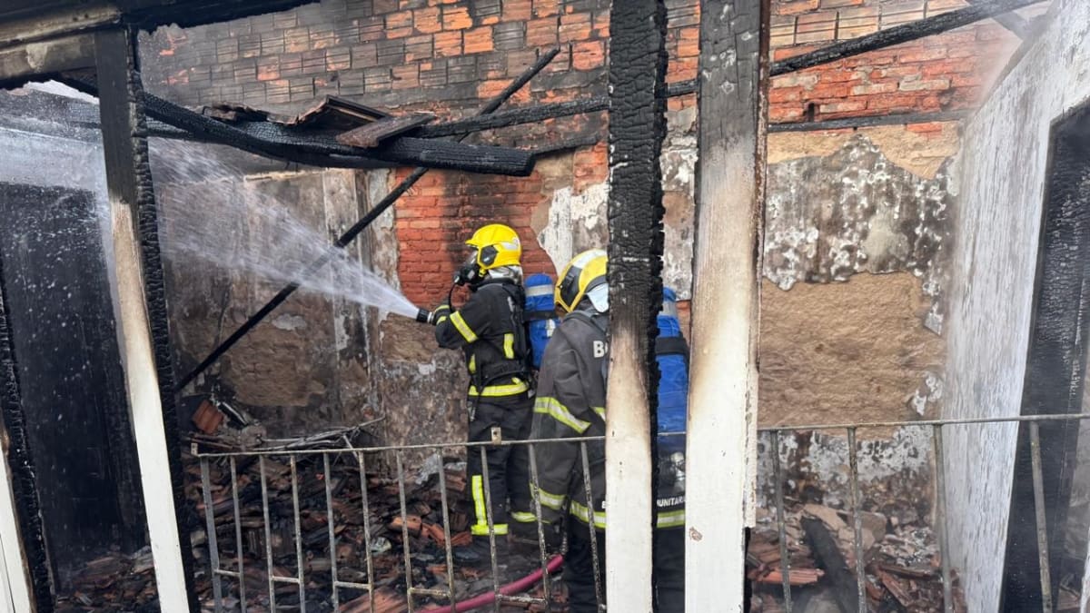 Incêndio em residência abandonada mobiliza Corpo de Bombeiros em Florianópolis