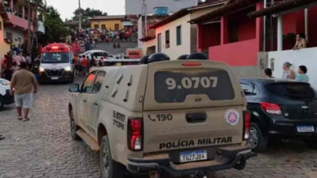 Avó e neto morrem após carro invadir garagem em Guaratinga