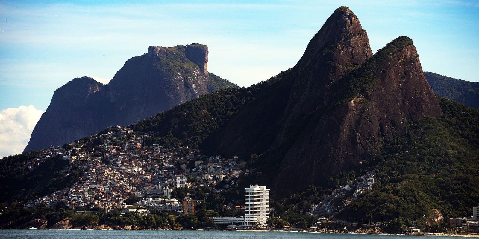 Operação prende três e deixa 200 presos no Morro Dois Irmãos