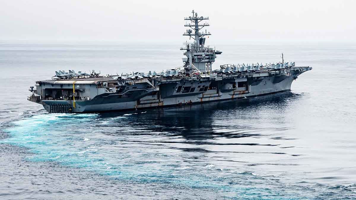 Porta-aviões USS Nimitz estará na Baía de Guanabara e alerta é emitido para pilotos