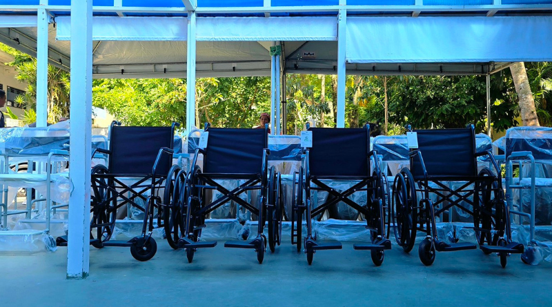 Projeto Biblioteca Cidadã entrega 40 cadeiras de rodas em Guarujá e homenageia instituições