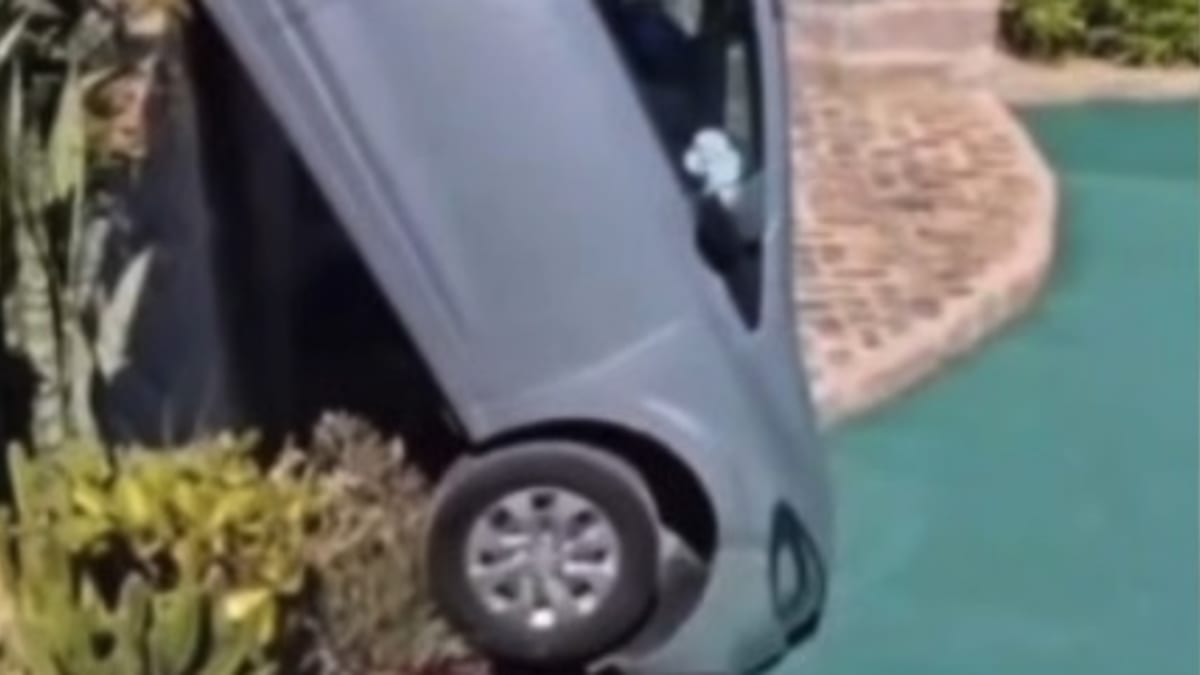 Carro despenca de muro e invade pátio de empresa em Urussanga