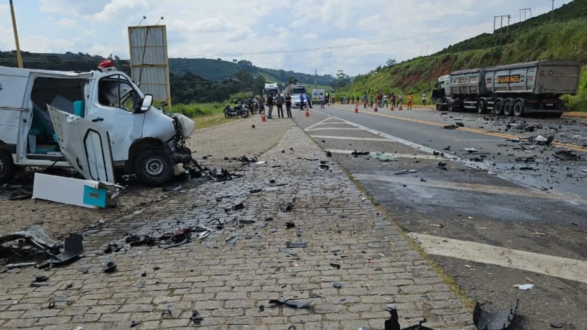 Acidente entre ambulância e carreta mata duas pessoas na BR-116 em Divino