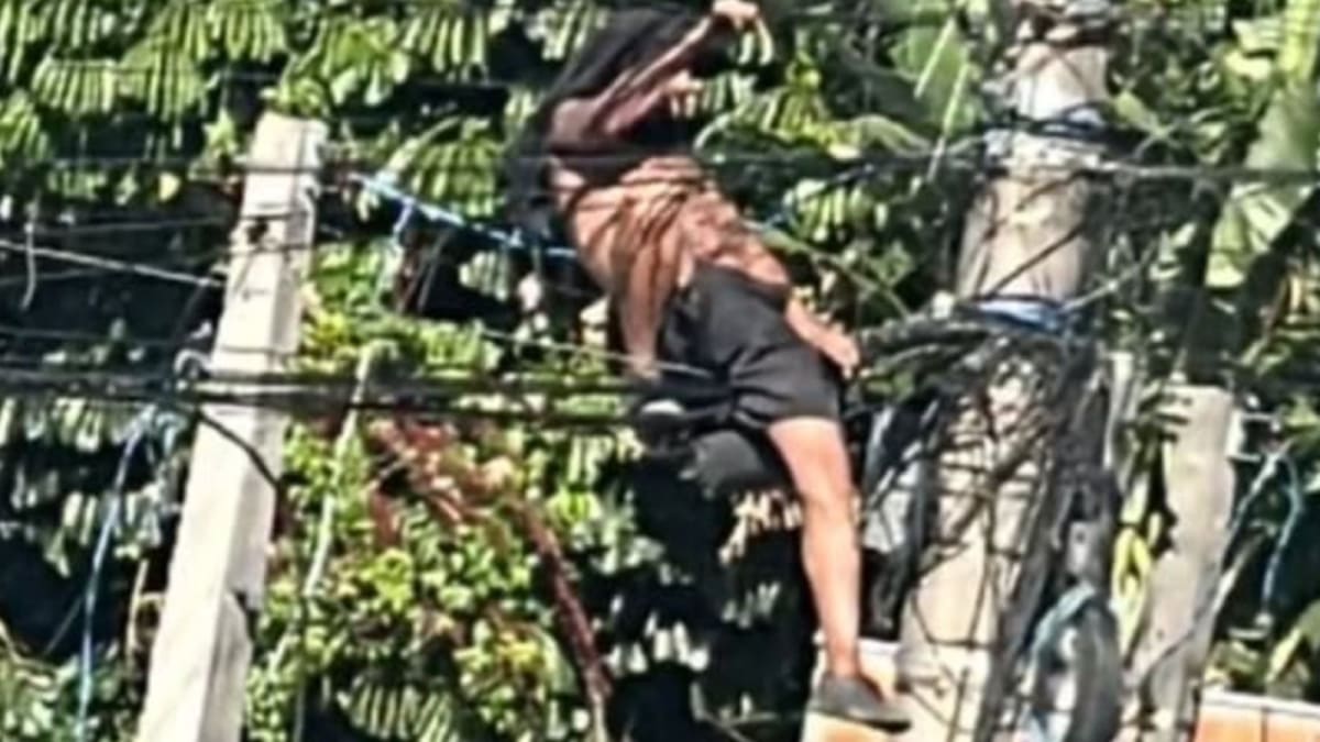 Homem sobe em poste energizado e furta fios em Camboriú