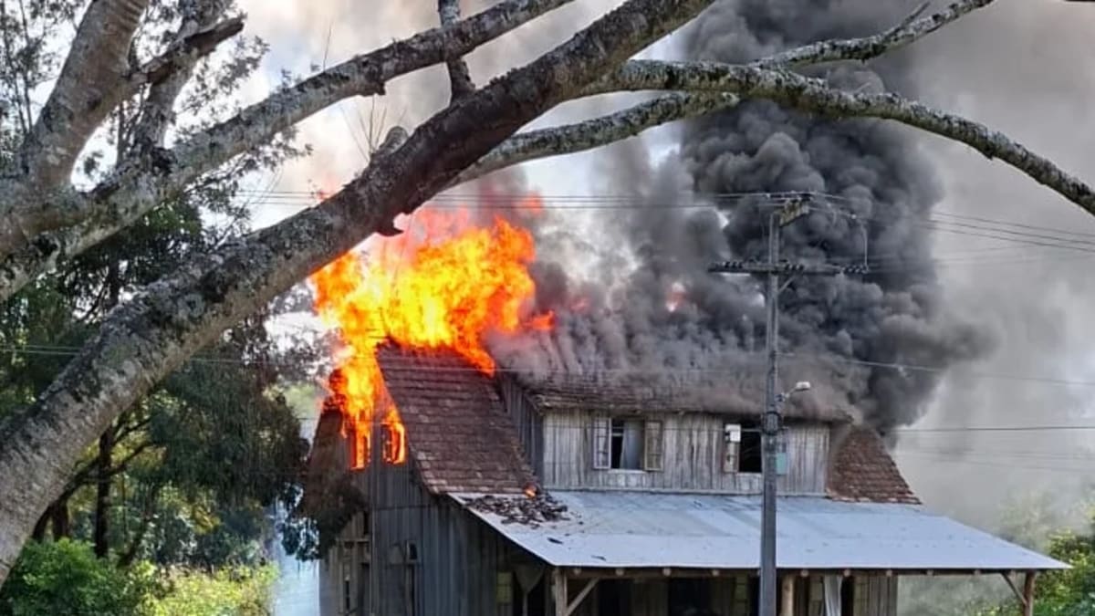 Incêndio destrói casa de dois andares em Trombudo Central