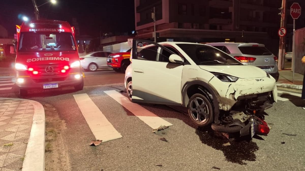 Motociclista fica ferido após colisão com três veículos no Estreito, em Florianópolis