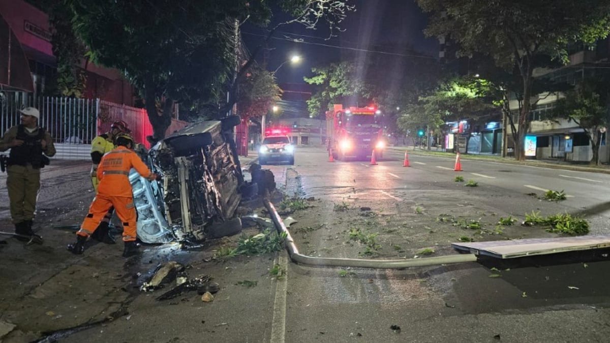 Carro capota e motorista abandona veículo na Avenida Álvares Cabral, em BH