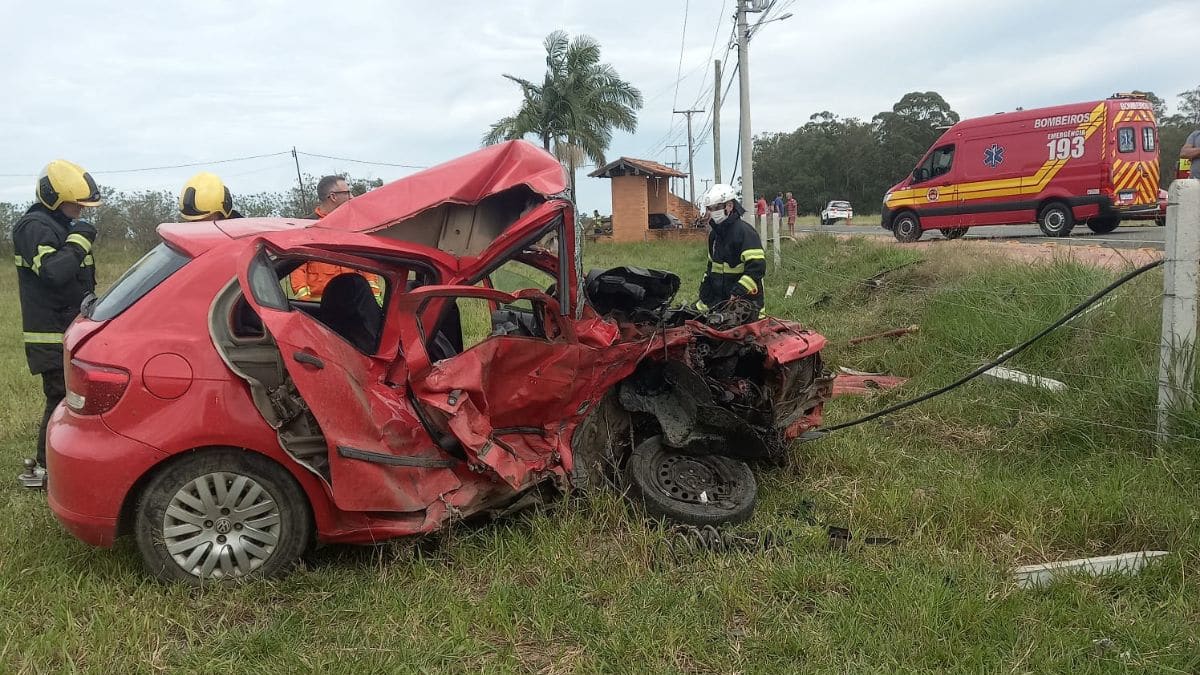 Motorista morre em acidente entre carros em rodovia de SC