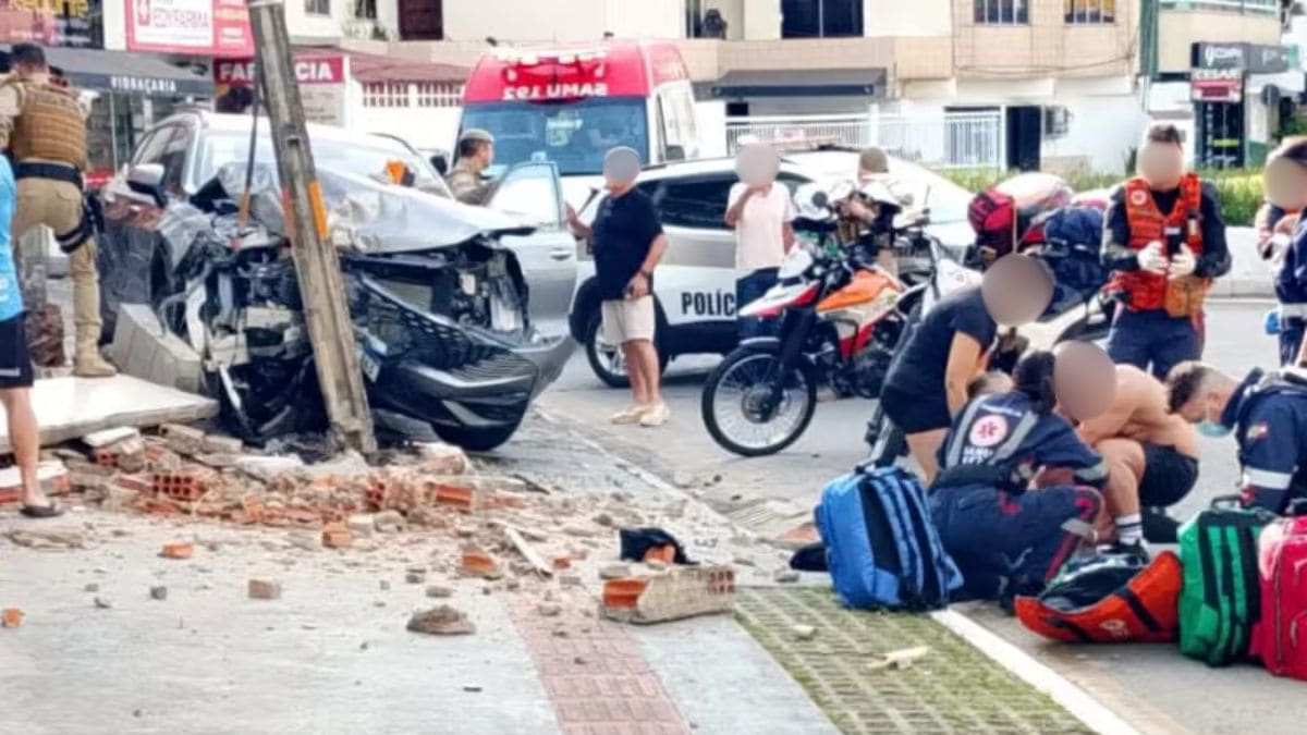 Pedestre fica em estado grave após acidente com carro em Balneário Camboriú