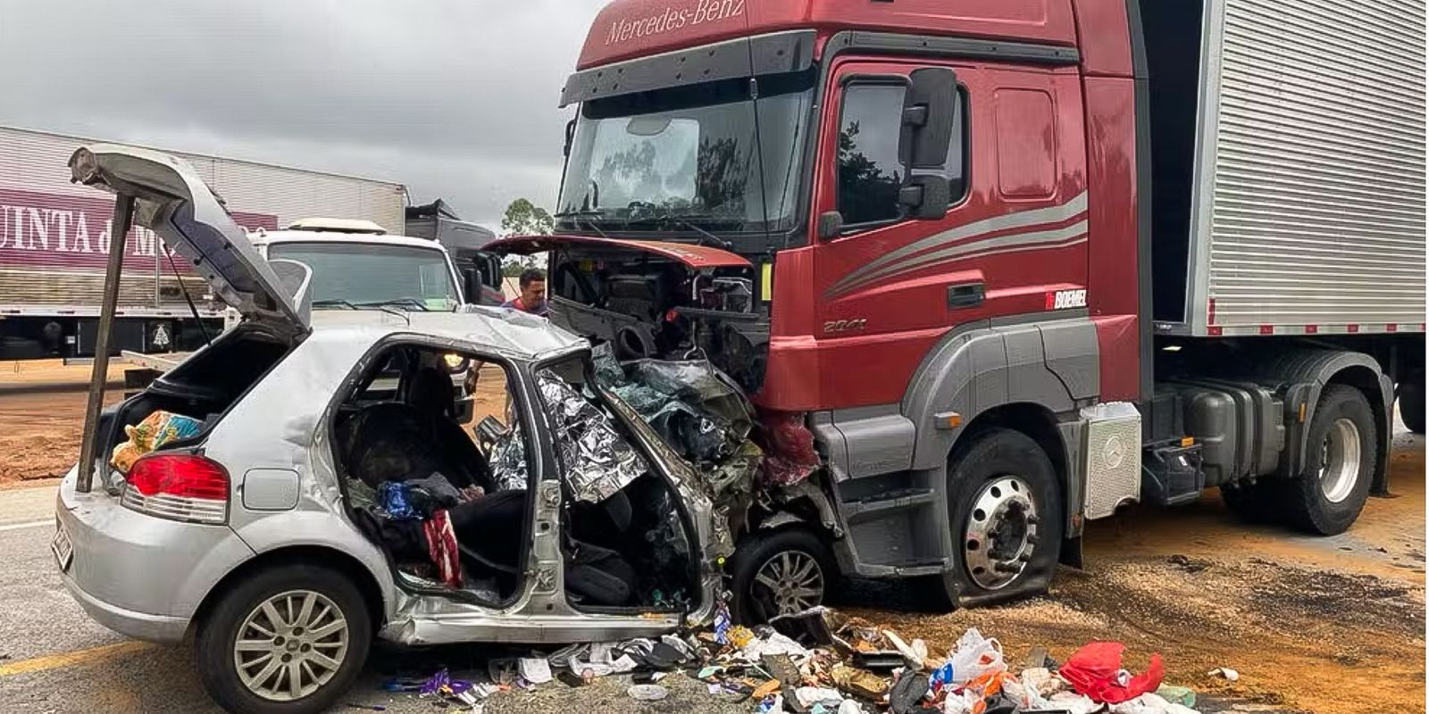 Acidente na BR-251 mata seis pessoas de mesma família em Minas Gerais