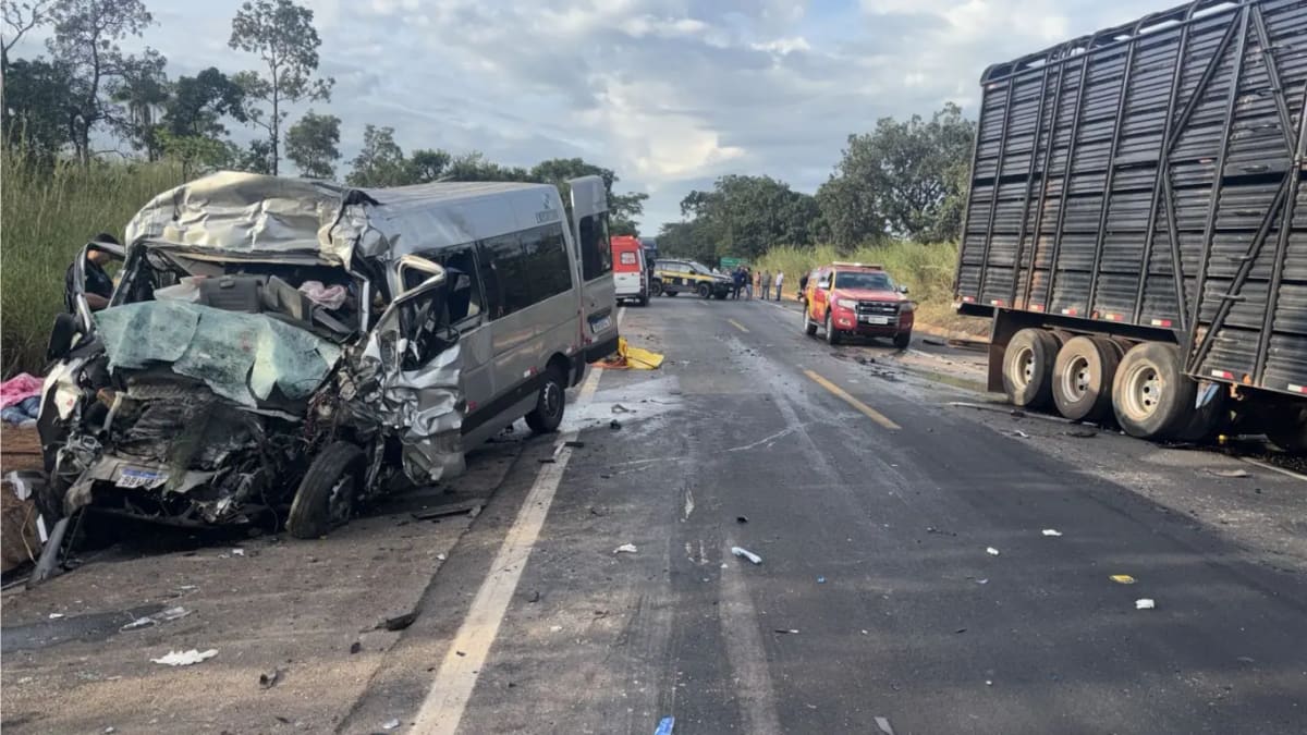 Acidente na BR-020 em Formosa deixa oito mortos após van invadir contramão