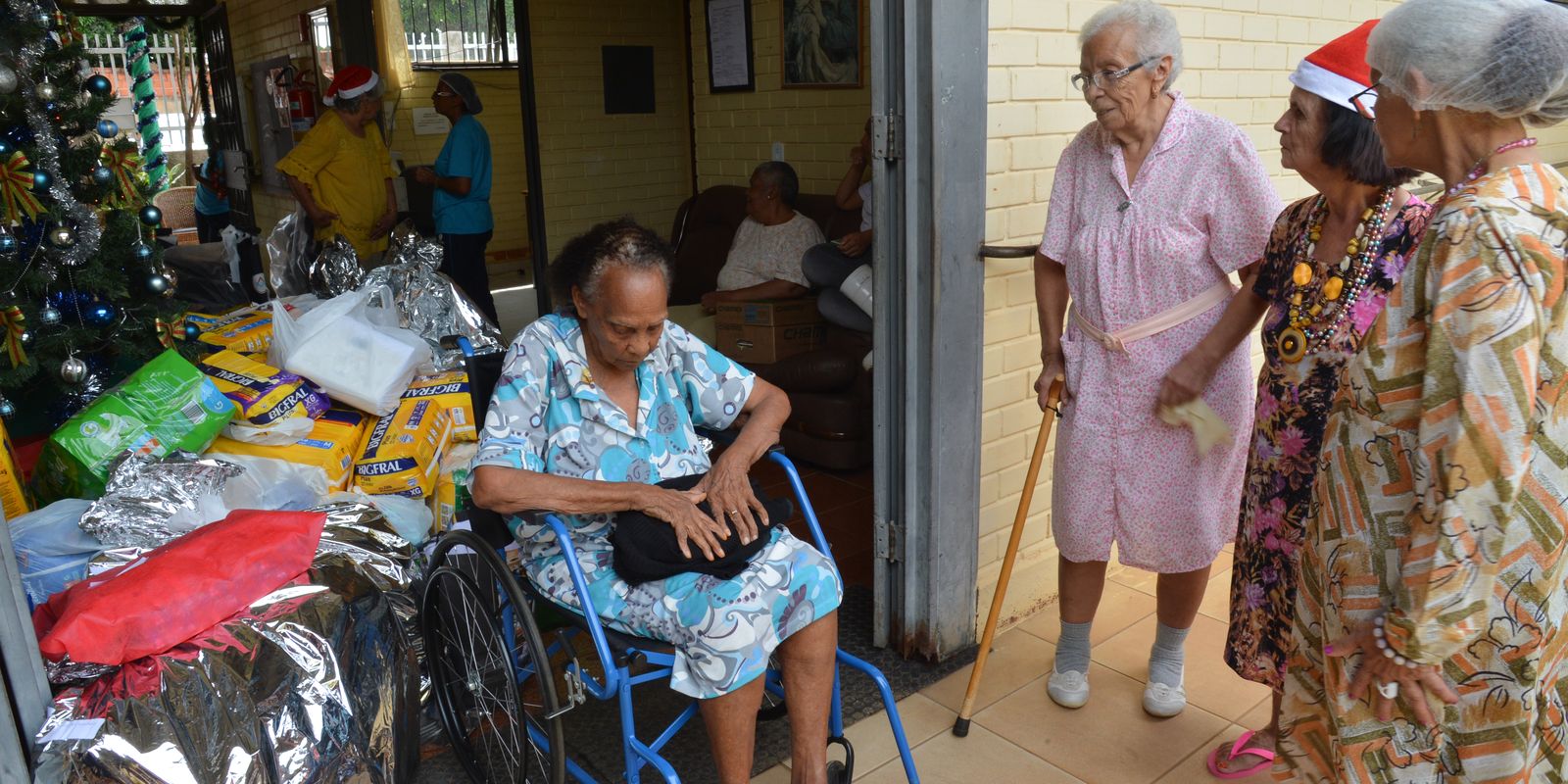 Geração sanduíche enfrenta cuidado entre gerações