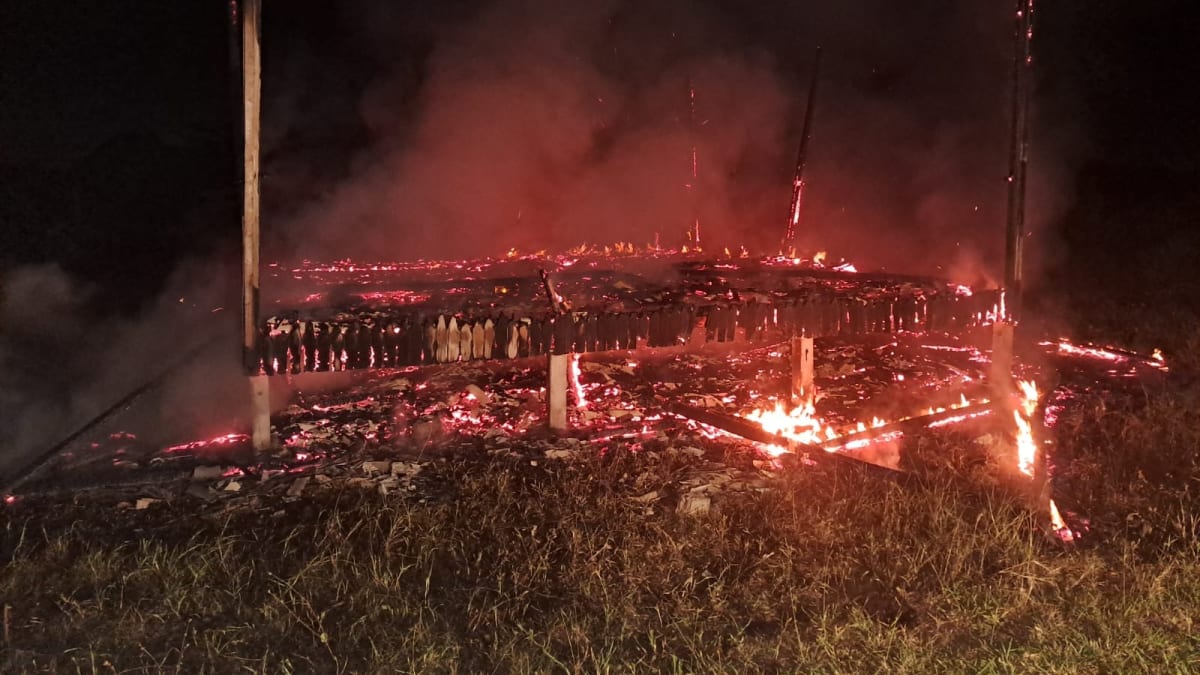 Incêndio destrói casa de madeira em Araranguá