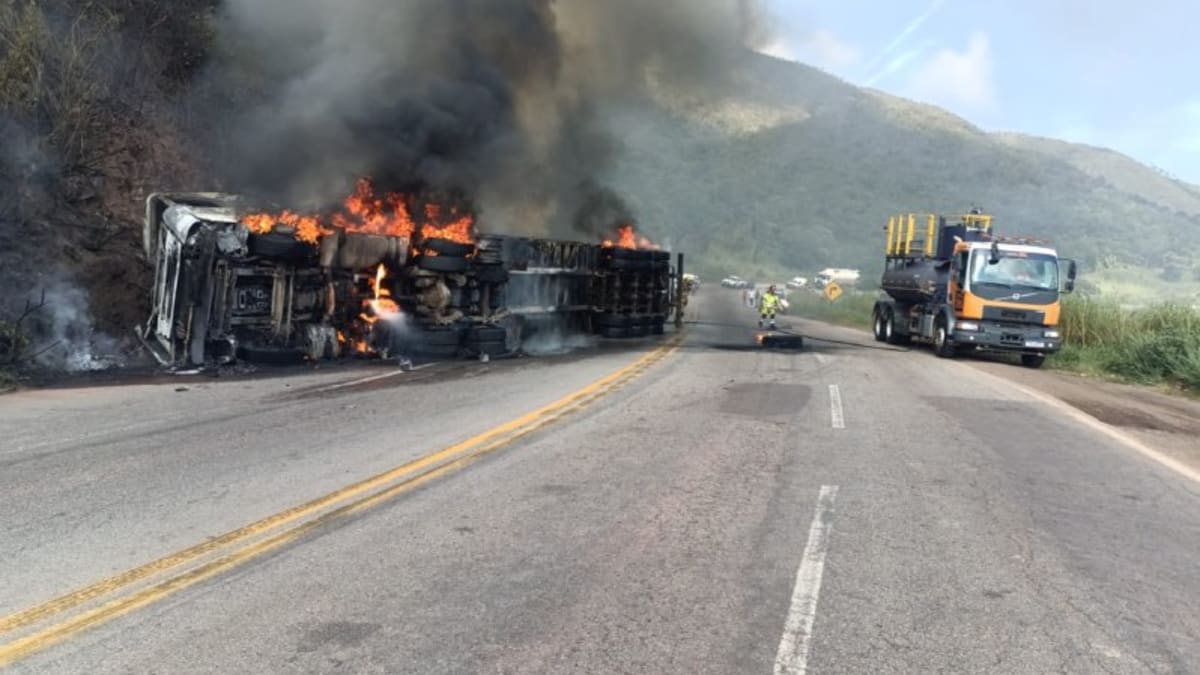 Carreta tomba e pega fogo na BR-381 em Caeté, causando interdição total