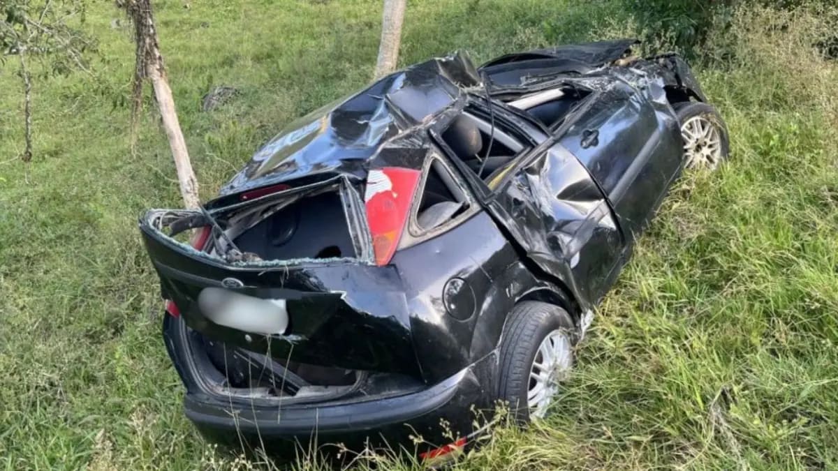 Carro despenca 200 metros em ribanceira e deixa dois jovens feridos no Norte de SC