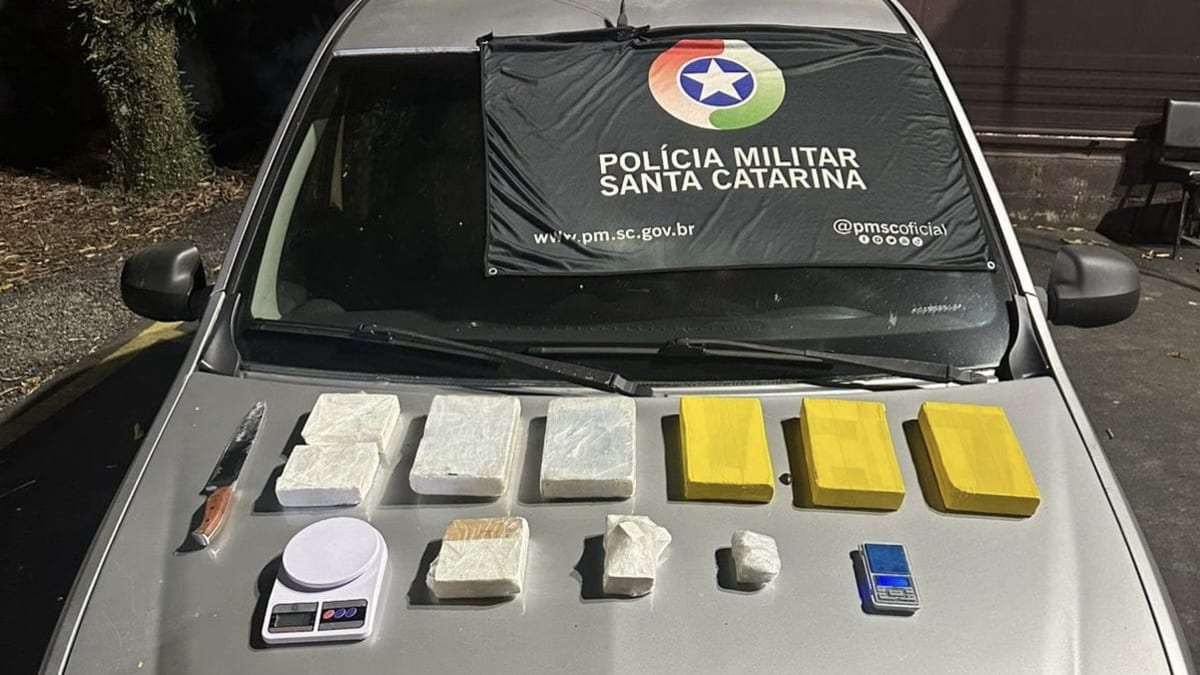 Dupla abandona carro com 7 kg de cocaína e foge em Criciúma