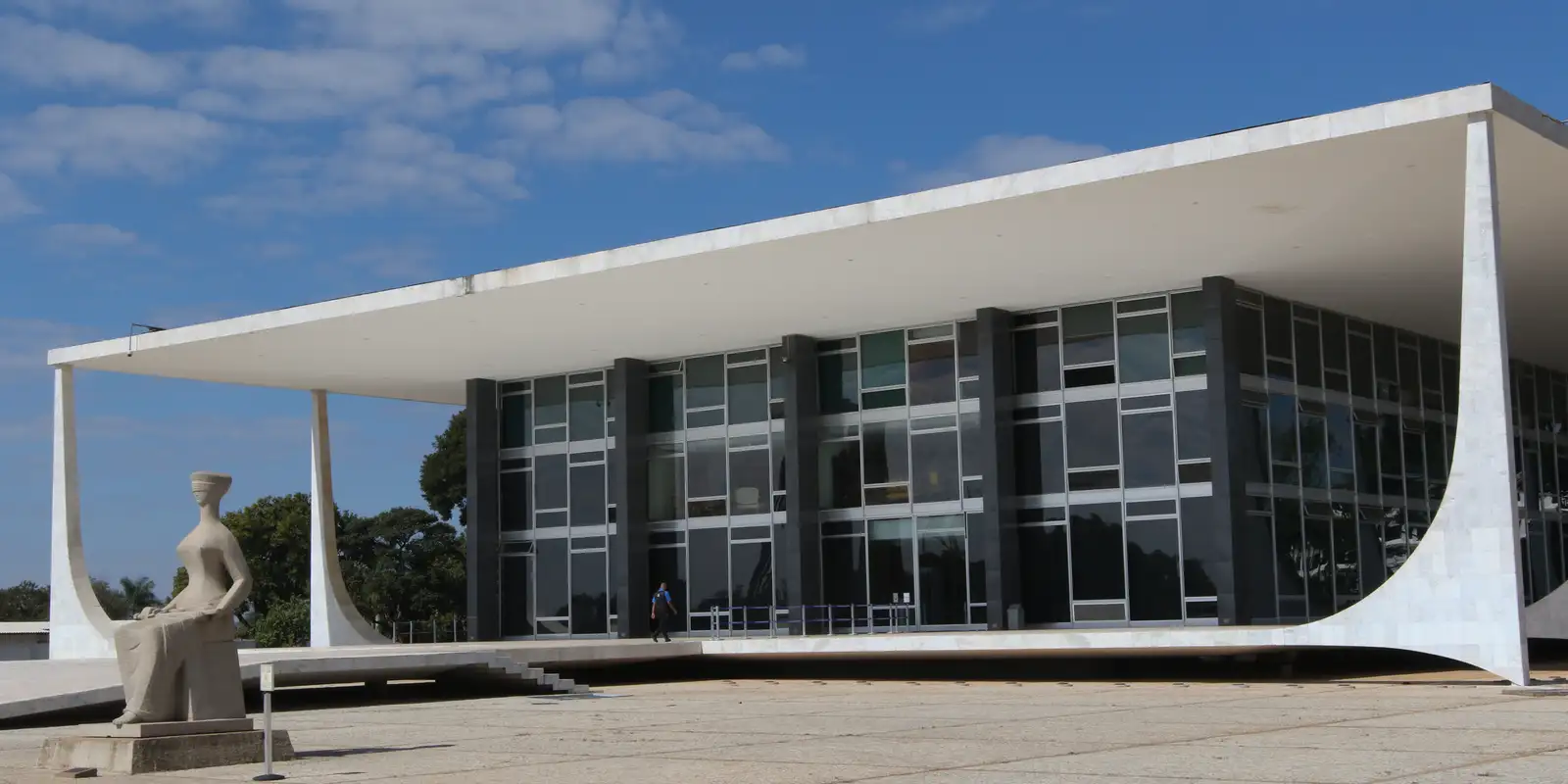 Defesa de Bolsonaro pede autorização para cirurgia no ombro