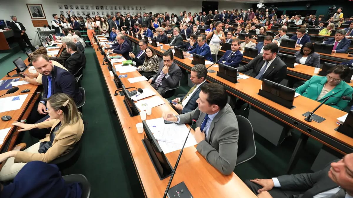 PEC que acaba com escala 6x1 e reduz jornada será analisada na CCJ da Câmara