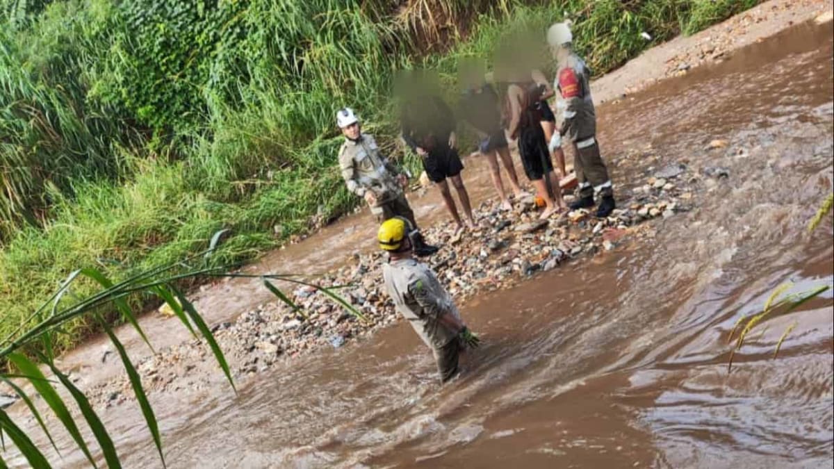 Quatro adolescentes ficam ilhados após cabeça d’água em córrego de Goiânia