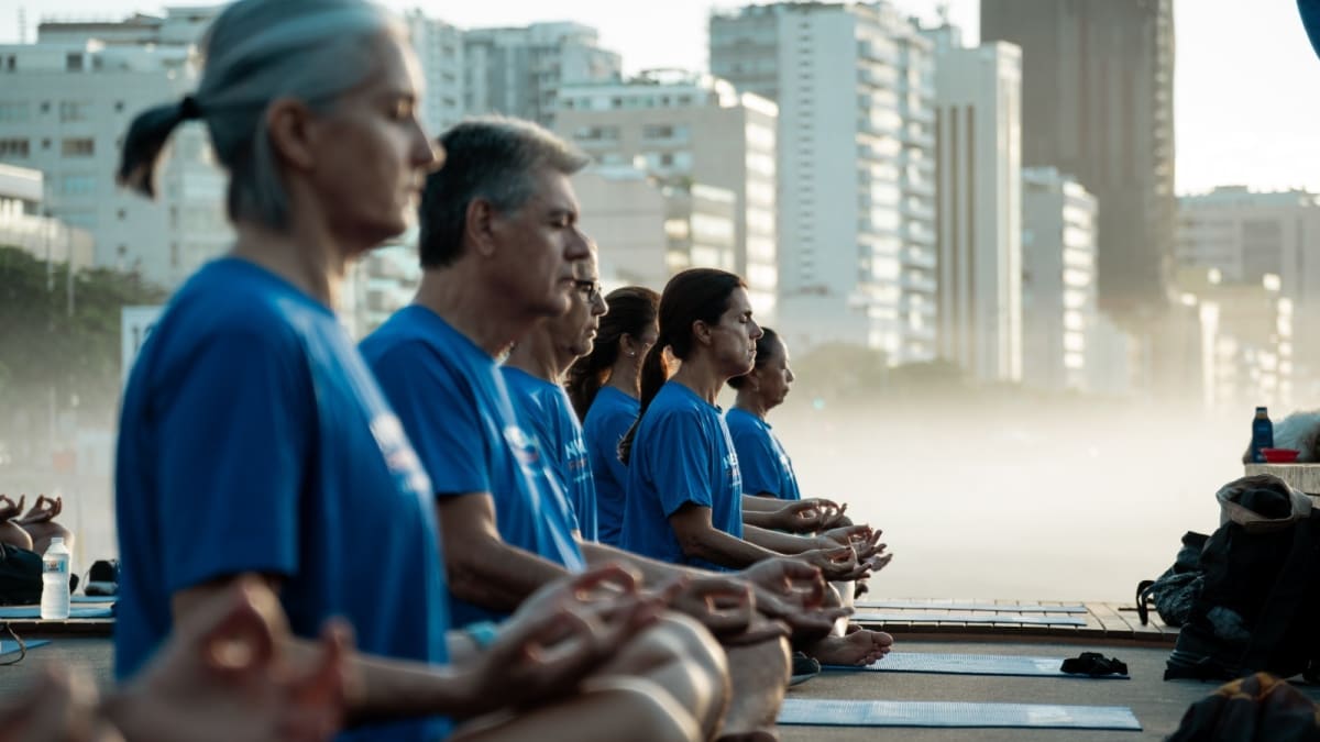 Praia do Leblon recebe ponto revitalizado para atividades físicas ao ar livre