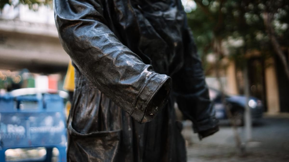 Estátua de Carlo Del Prete em Laranjeiras é alvo de vandalismo e será removida para restauração