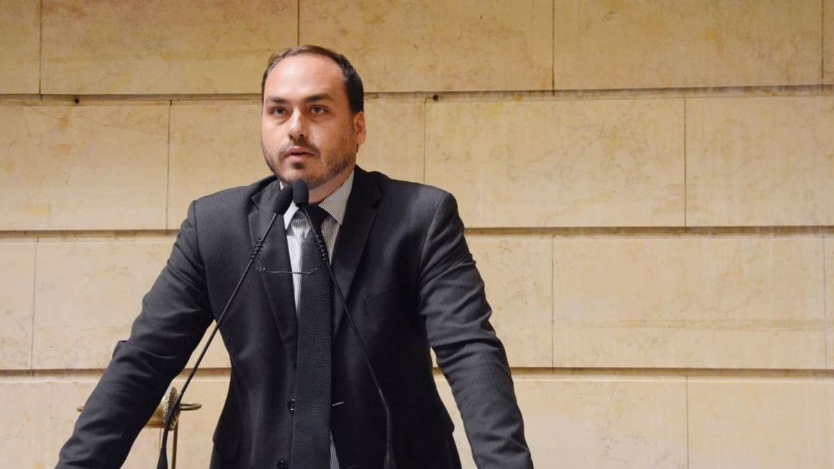 Carlos Bolsonaro quer mapear prefeitos e vereadores do PL que não apoiam Flávio