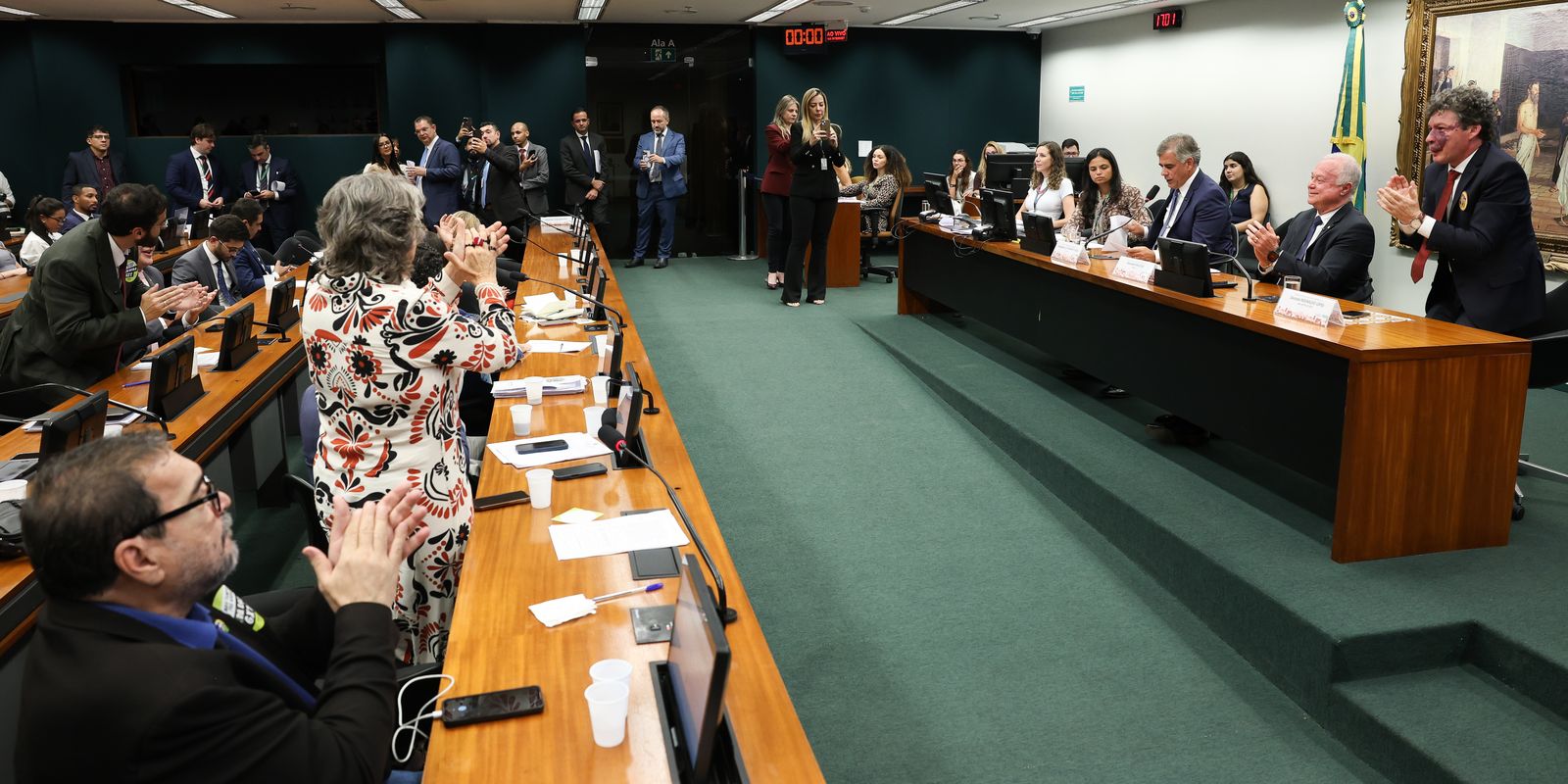 CCJ aprova admissibilidade de PECs para reduzir jornada de trabalho