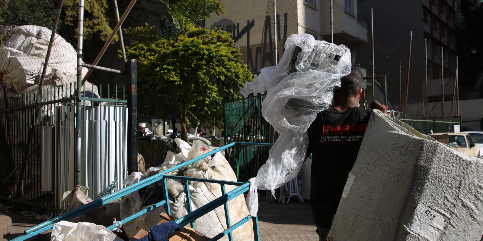 Cooperativa de catadores recebe ordem para sair de viaduto em São Paulo