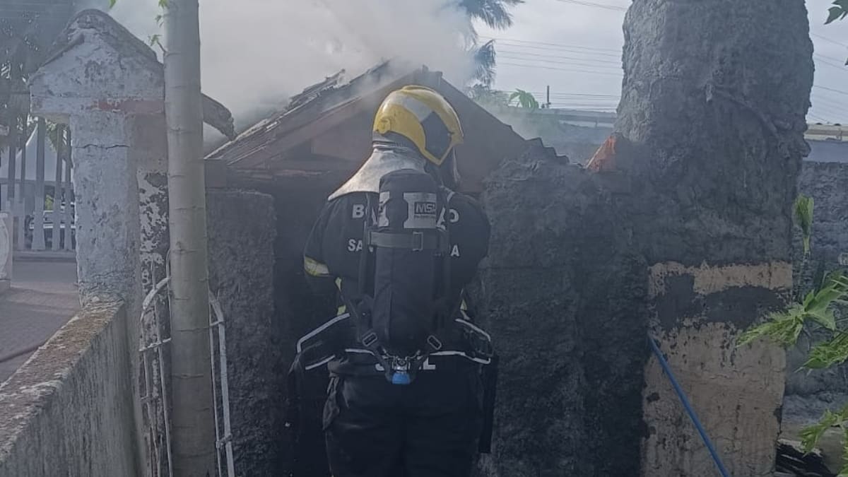 Incêndio em depósito residencial no bairro Pacheco, em Palhoça, é controlado pelos bombeiros