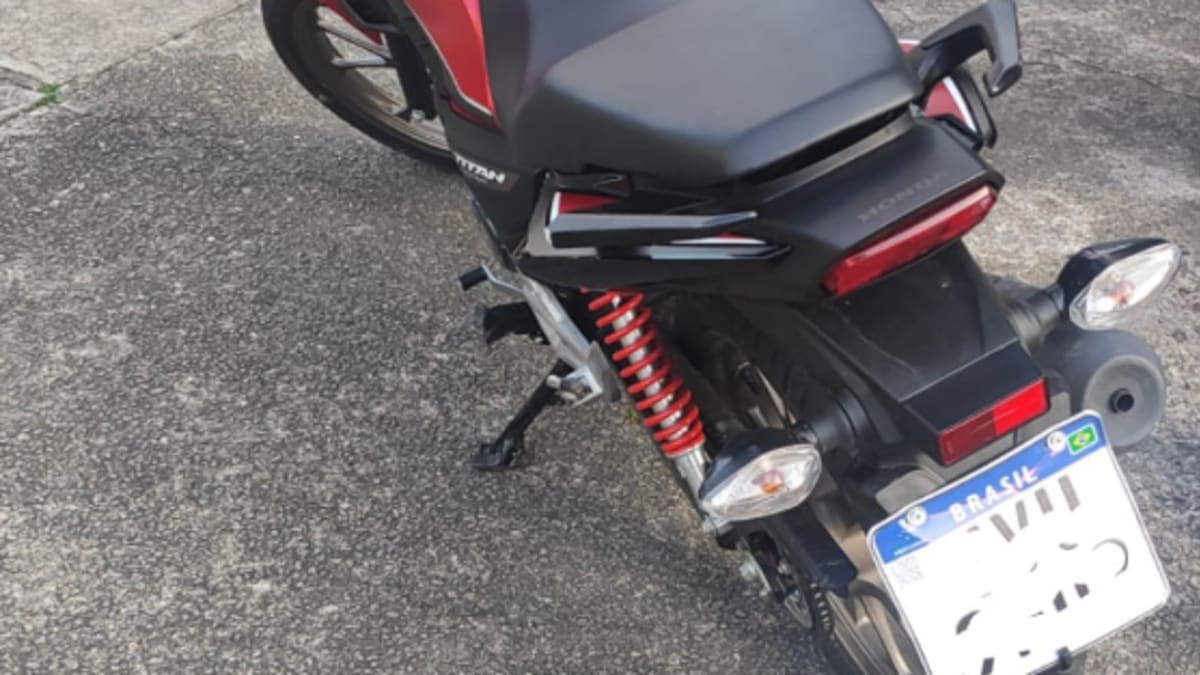 Adolescente de 16 anos é apreendido em Vitória por conduzir moto com placa falsa