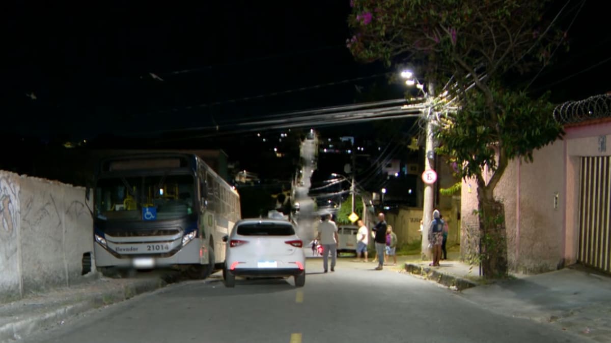 Ônibus desgovernado causa danos no bairro São Marcos, em Belo Horizonte