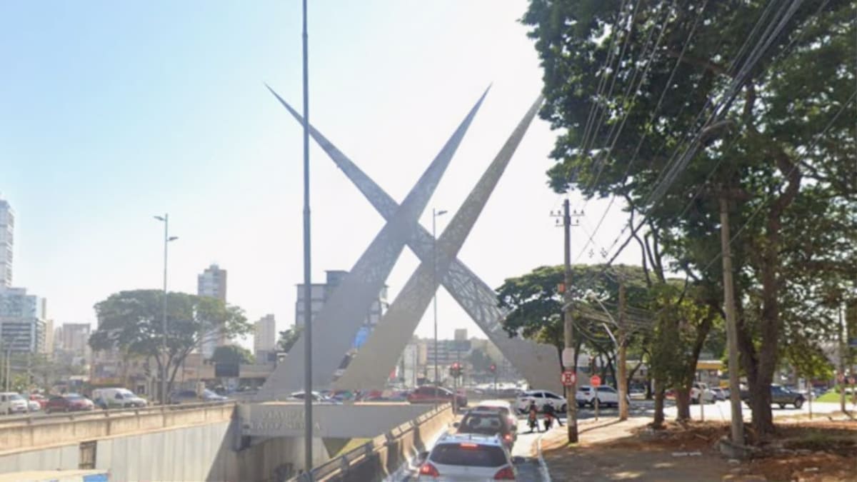 Obras de revitalização do Monumento dos Três Marcos provocam desvios na Avenida 85 em Goiânia