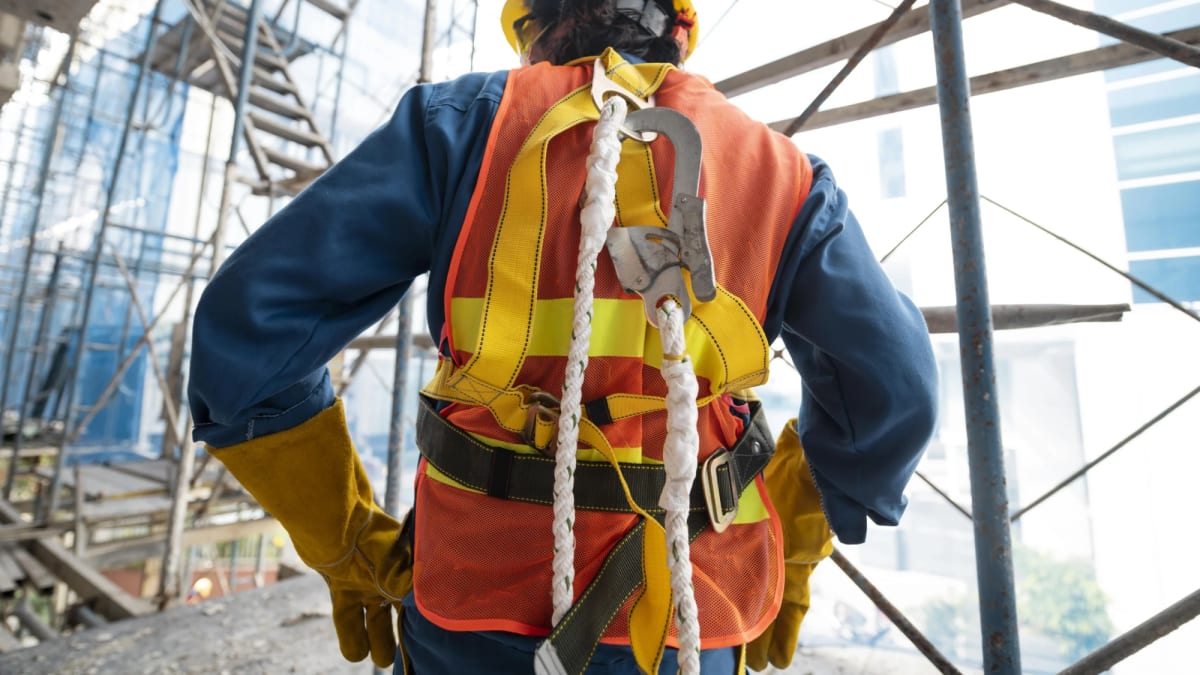 Acidentes de trabalho avançam 9% no Brasil; Goiás registrou 24 mil casos e especialistas reforçam uso de EPIs