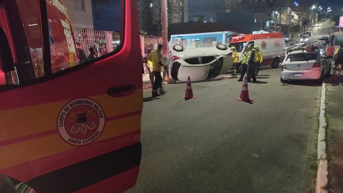 Colisão entre veículos resulta em capotamento e feridos em São José