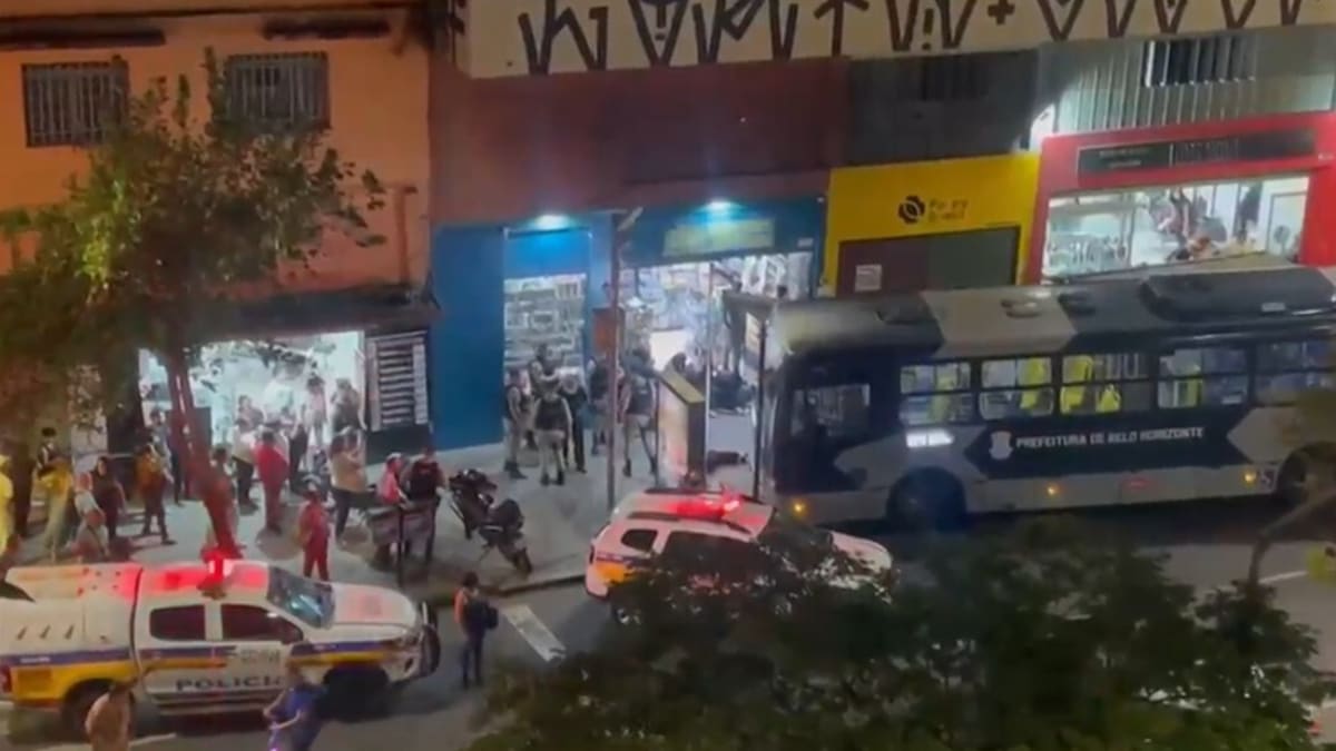 Ônibus desgovernado atinge ponto de ônibus no Centro de Belo Horizonte e fere quatro pessoas