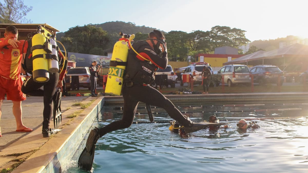 Oito instrutores do CBMSC recebem certificação internacional de mergulho em Itajaí