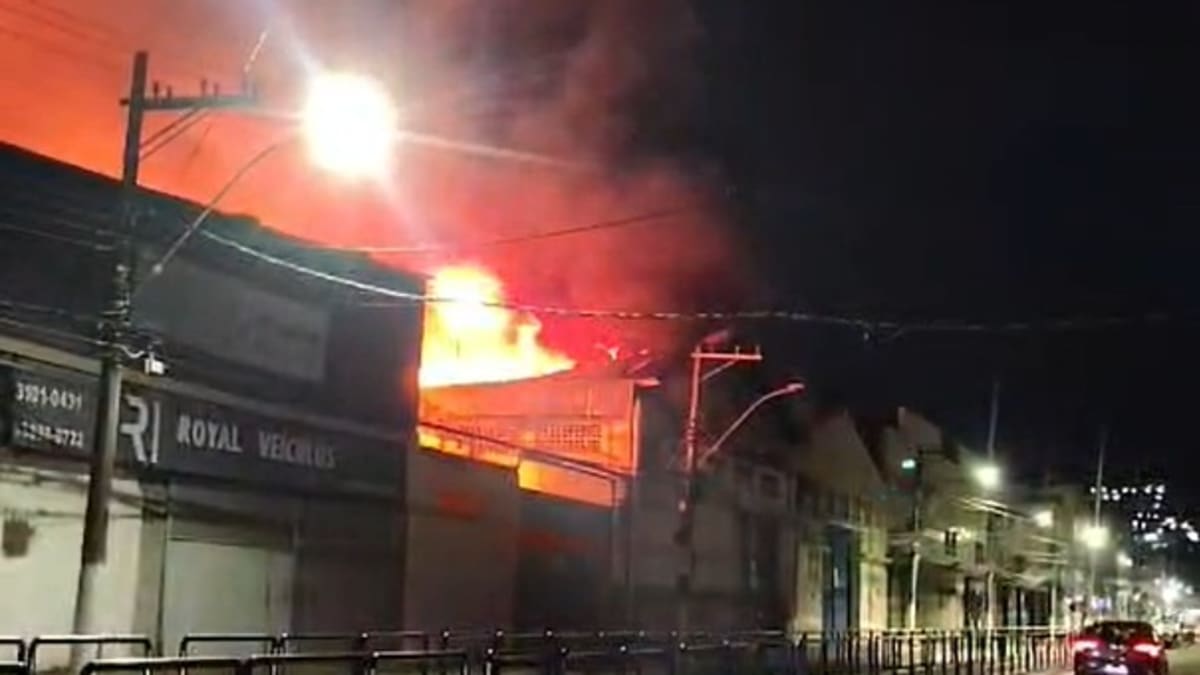 Incêndio destrói dois galpões de empresa de móveis em Cariacica