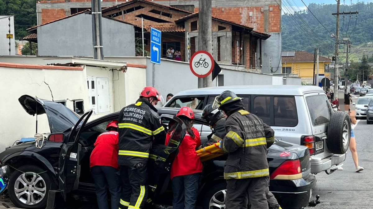 Colisão entre dois carros deixa duas pessoas feridas em Jaraguá do Sul