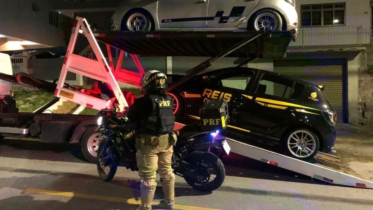 PRF prende dois após flagrar racha com Sandero preparados para corrida na Grande Florianópolis