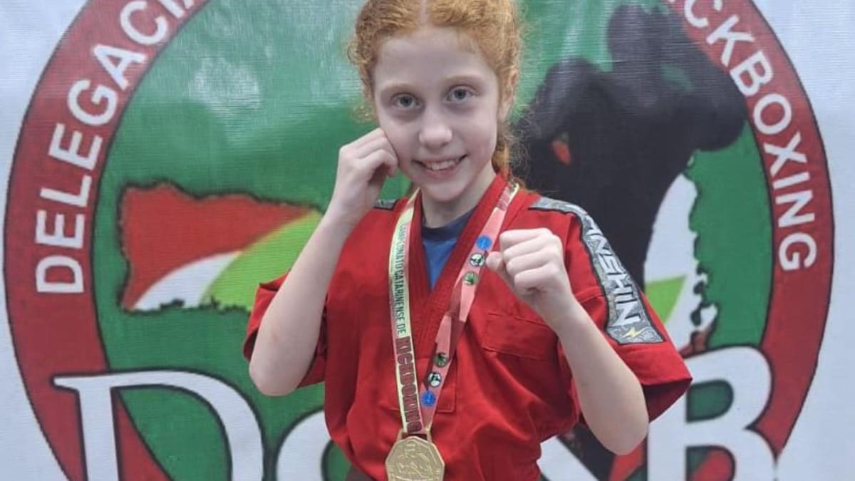 Manuella Camargo é bicampeã catarinense de kickboxing na categoria feminina de 10 a 12 anos