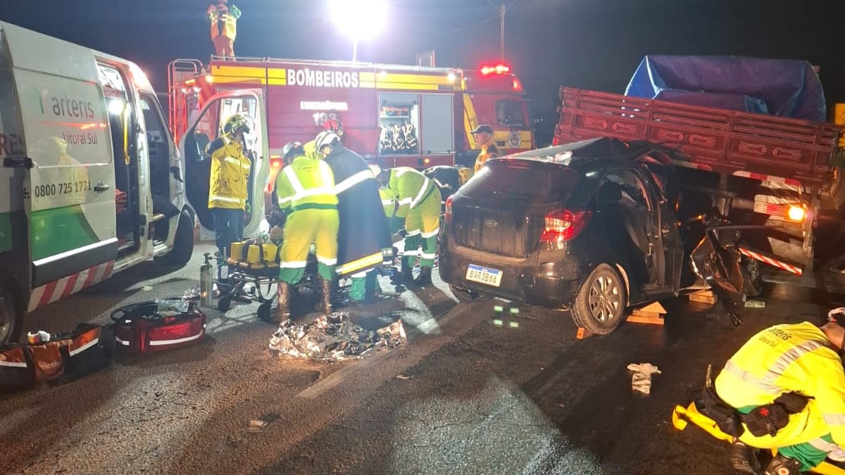 Motorista fica preso às ferragens após acidente com caminhão na BR-101 em Porto Belo
