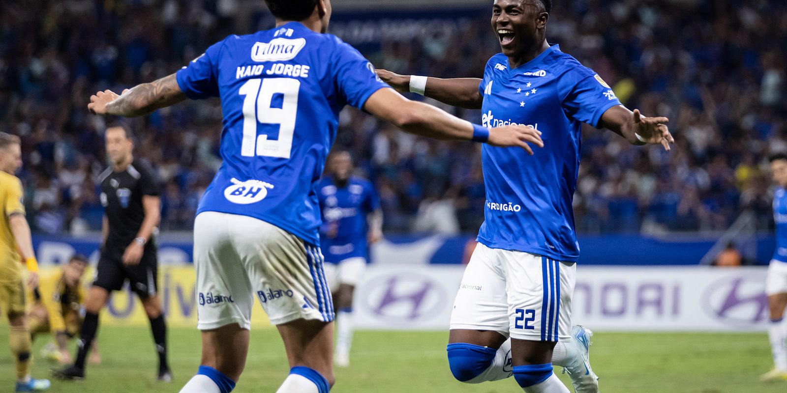 Cruzeiro vence Boca Juniors em jogo tenso no Mineirão